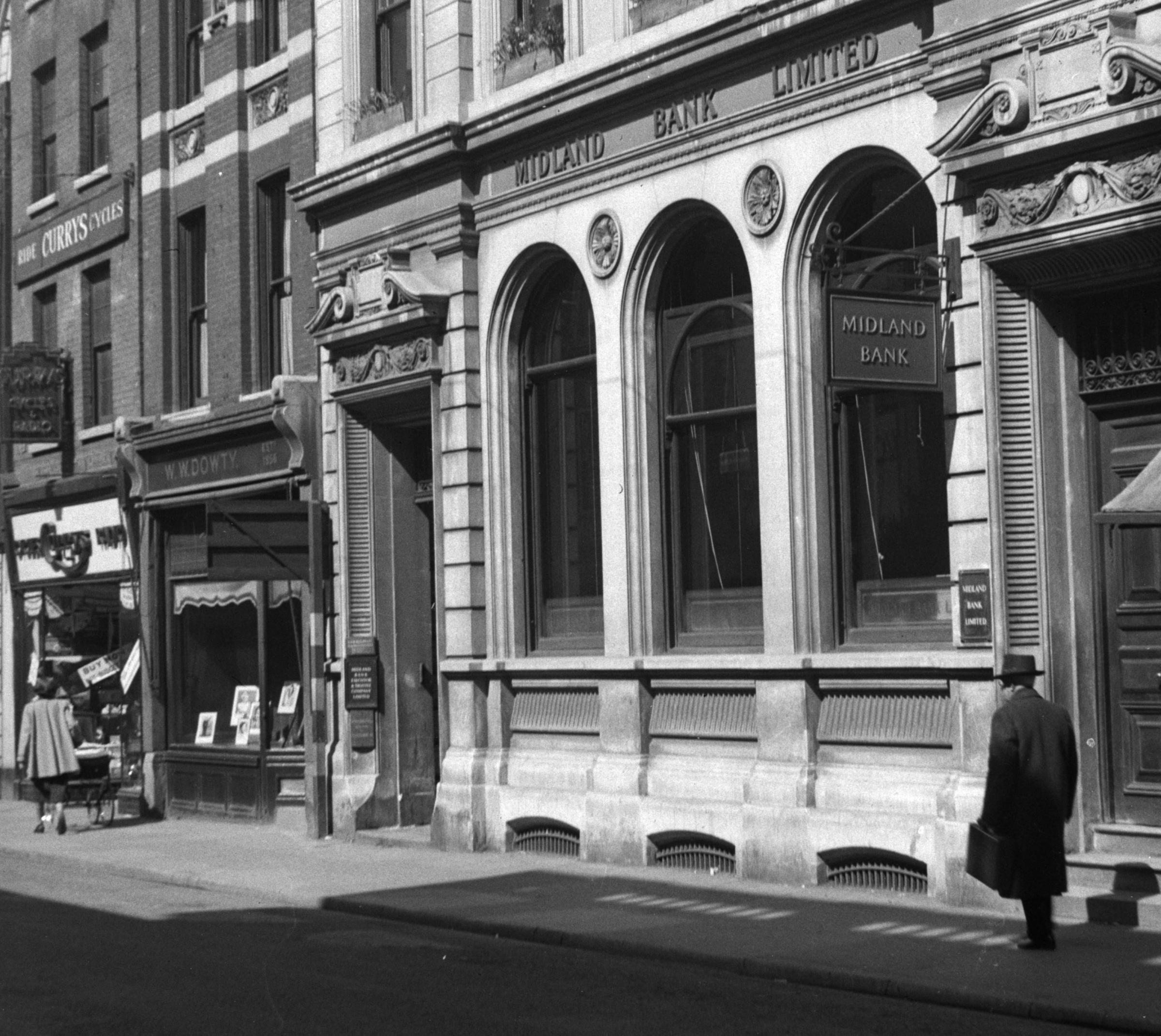 Dowty’s Photography Studio can be seen here in 1951, next door to the former Midland Bank in Broad Street