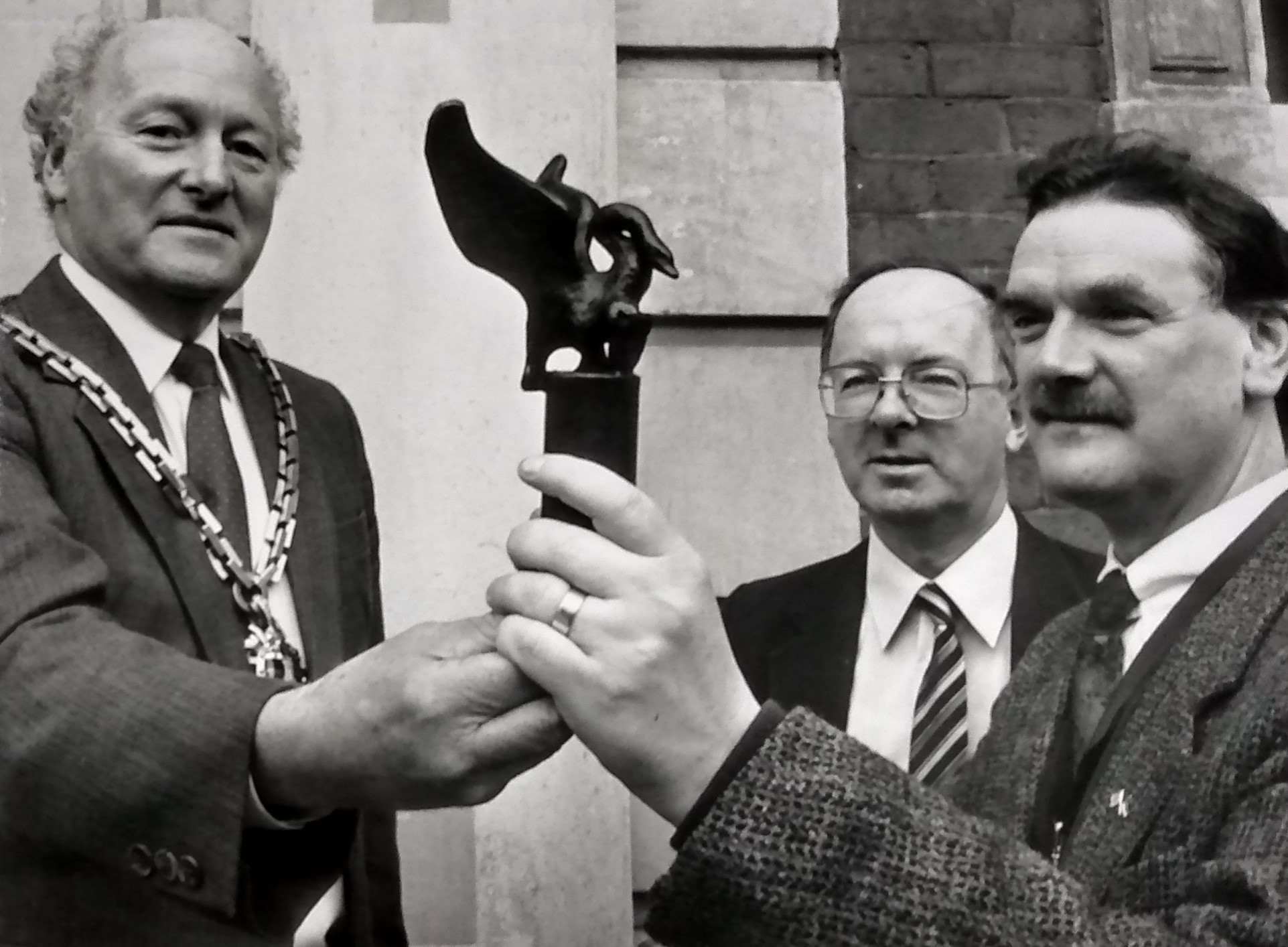 Derek Richards, deputy mayor, receiving a bronze statue of the black swan, symbol of Kleve, in April 1991