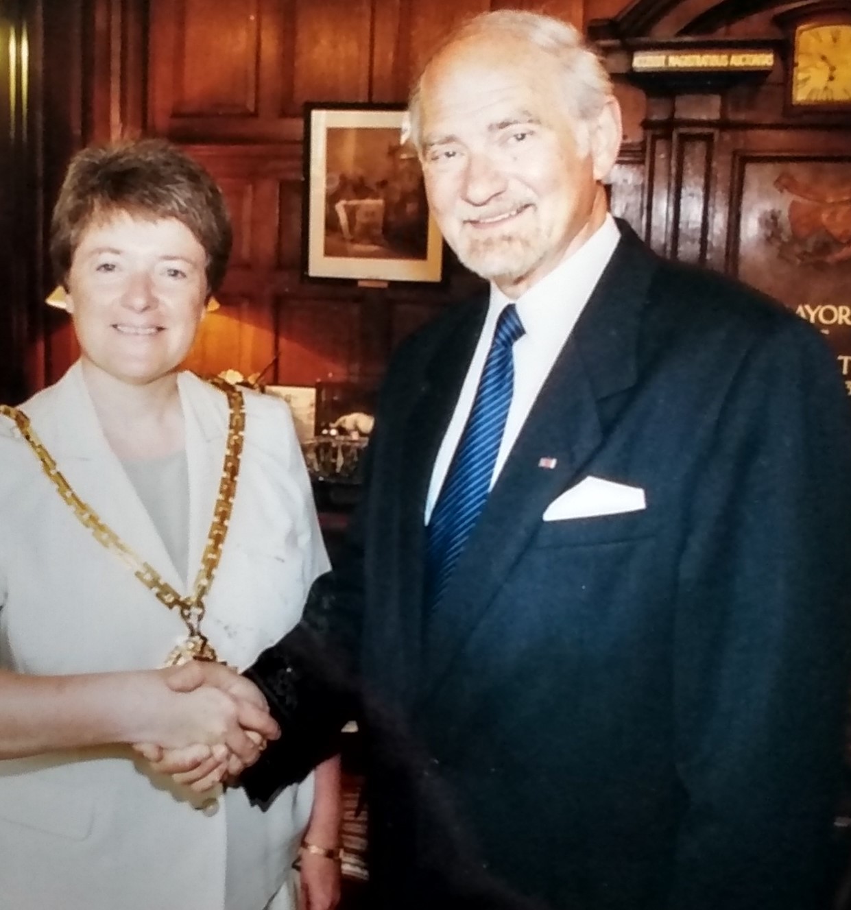 Worcester mayor, Cllr Jo Hodges, greets Kleve twinning chairman Paul Kuesters in June 1999