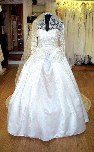 Kate Middleton S Royal Wedding Gown Replica On Sale In Four Hours Worcester News
