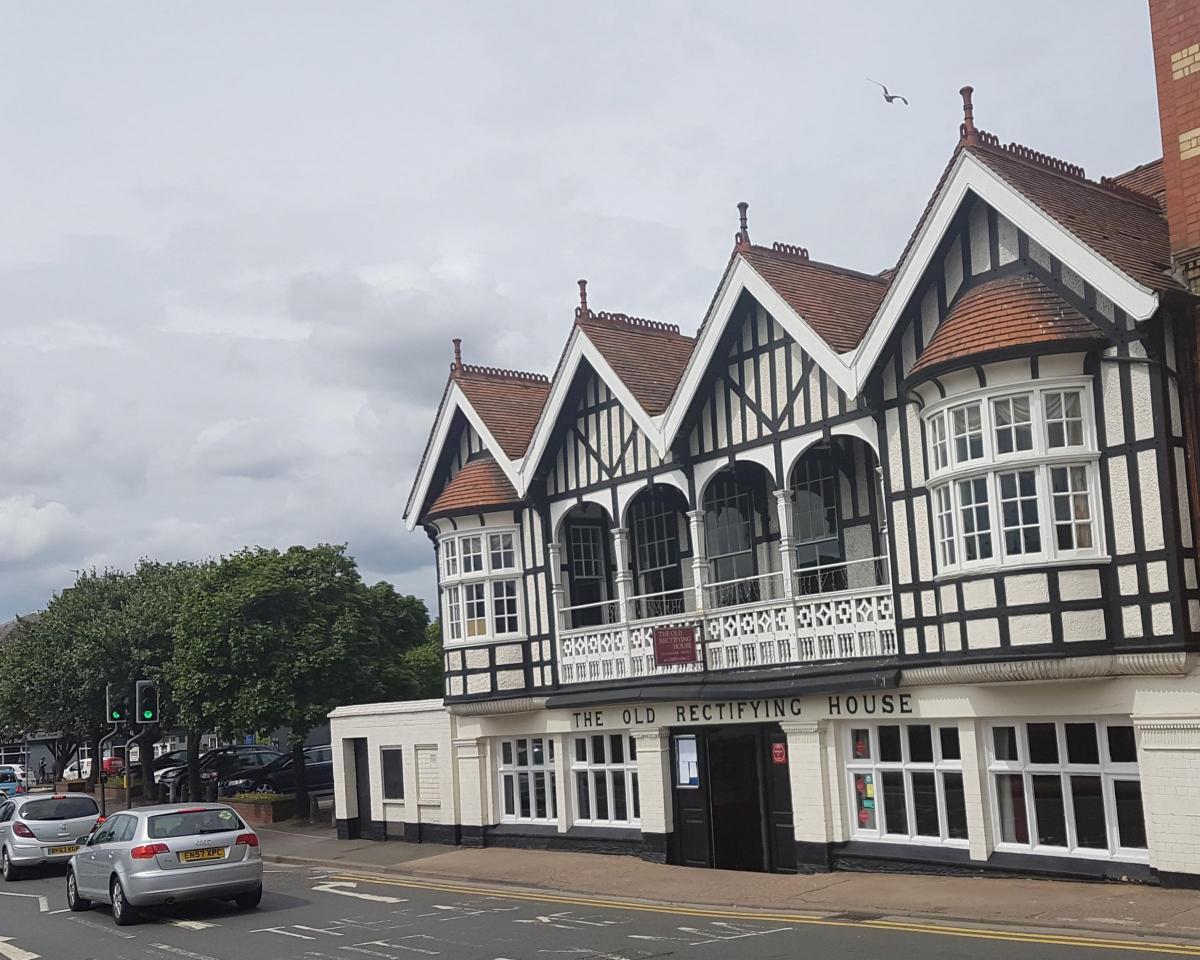 Pub Spy Old Rectifying House In Worcester Has Character And Tasty